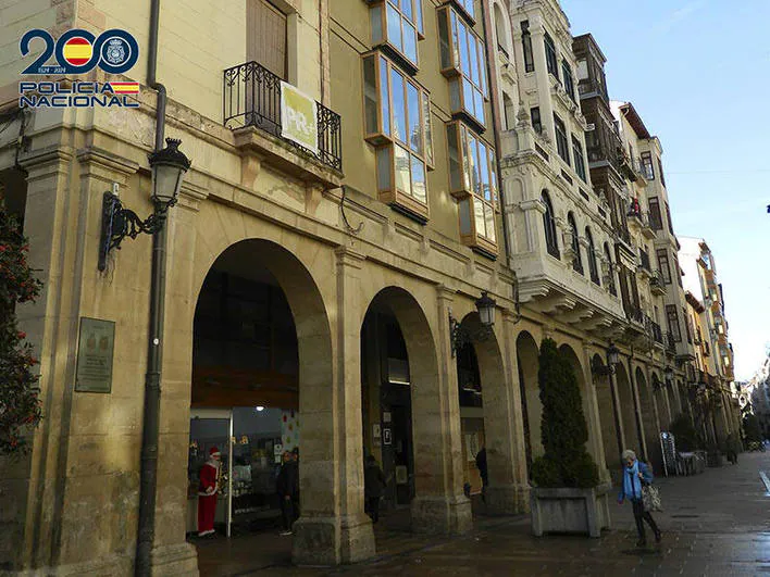La Policía Nacional evita que tres turistas borrachos arrojen muebles por la ventana en pleno centro de Logroño