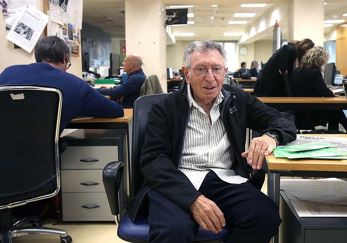 Sentado en la redacción que, pese al tiempo transcurrido, sigue siendo la misma para él.