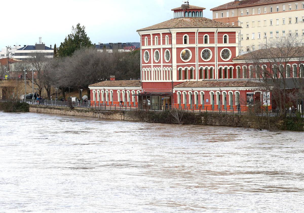 El Ebro alcanza a los 4,09 metros en Logroño