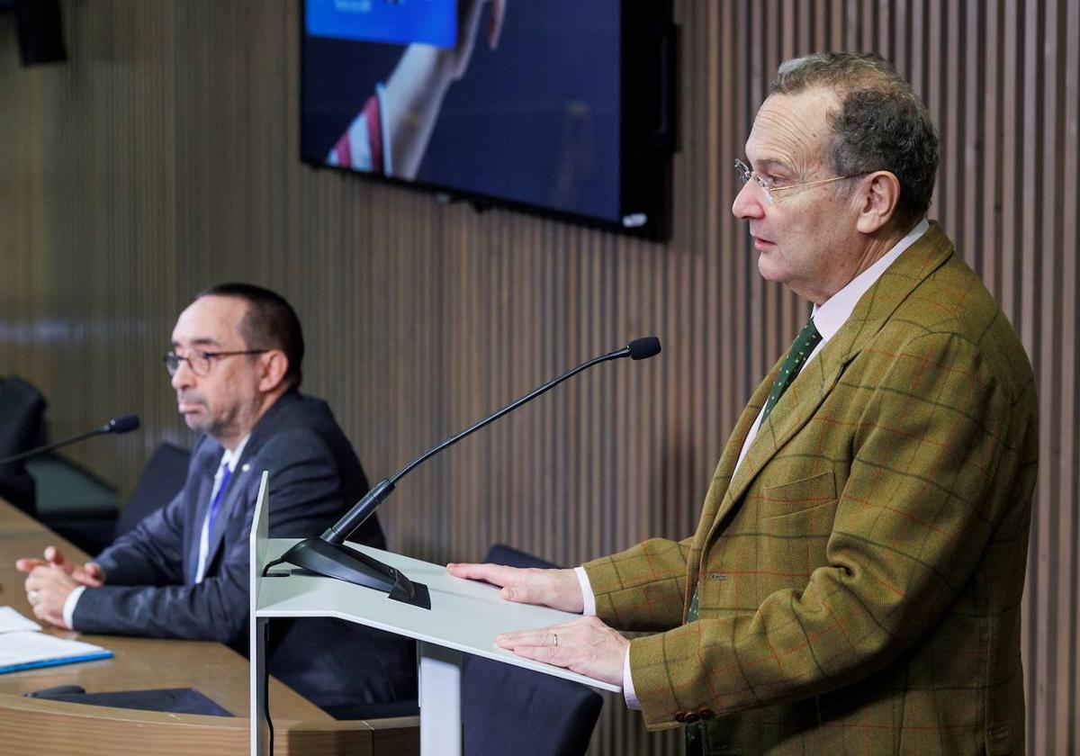 José María Vázquez García-Peñuela, rector de UNIR, con Daniel Burgos, editor principal de la declaración a su izquierda.