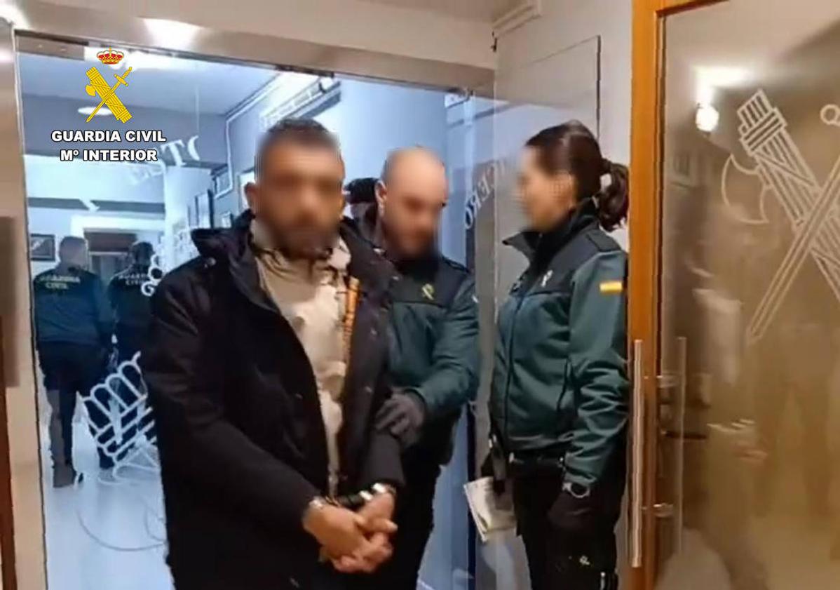 Imagen principal - Detenidos tres de los ocupas de Nájera por el robo en 14 vehículos