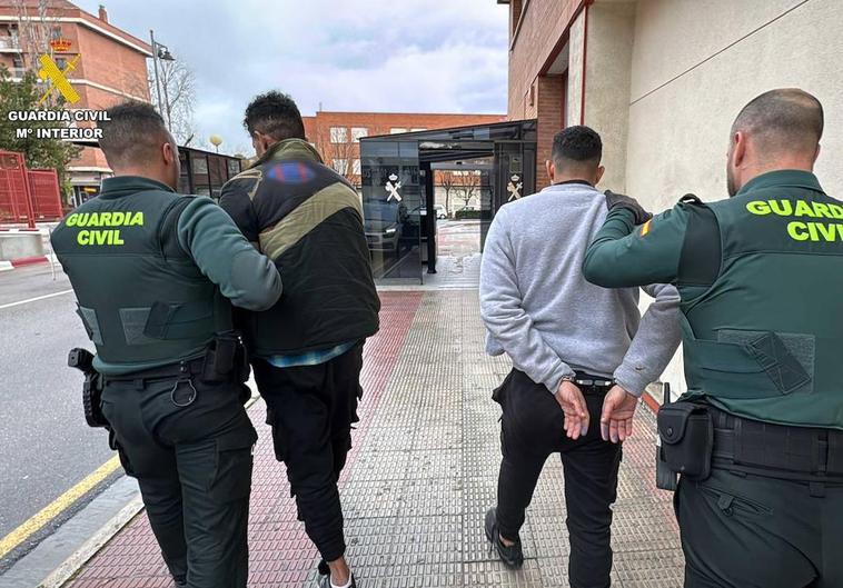 Dos de los detenidos, en dependencias de la Guardia Civil.