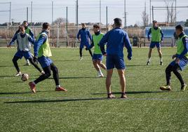 Los jugadores de la SD Logroñés se ejercitan en Pradoviejo.