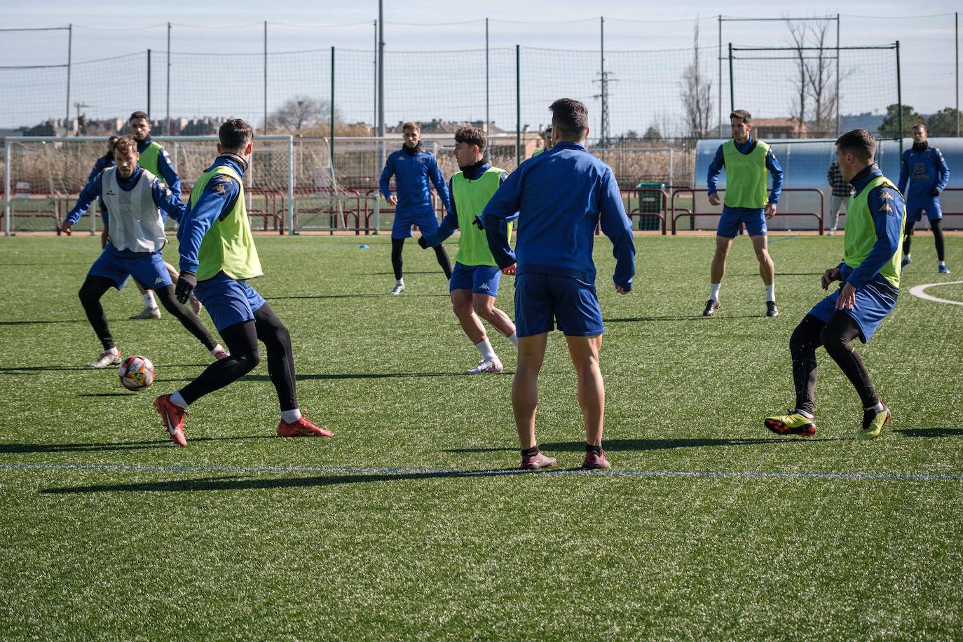 Los jugadores de la SD Logroñés se ejercitan en Pradoviejo.