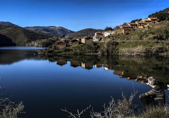 El pueblo nuevo de Mansilla se asoma y se refleja en el pantano, que casi roza su casco urbano en una imagen de la pasada semana.