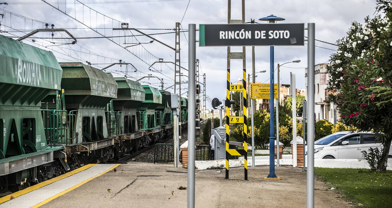 Paso de un convoy de mercancías por el actual trazado de la línea férrea que atraviesa Rincón de Soto.