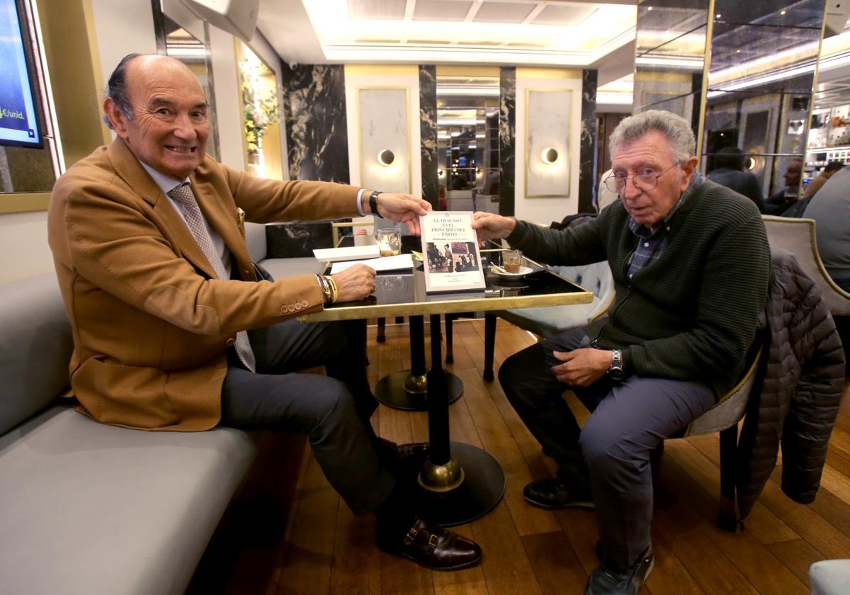 Félix Revuelta entrega su biografía a Tomás Santos