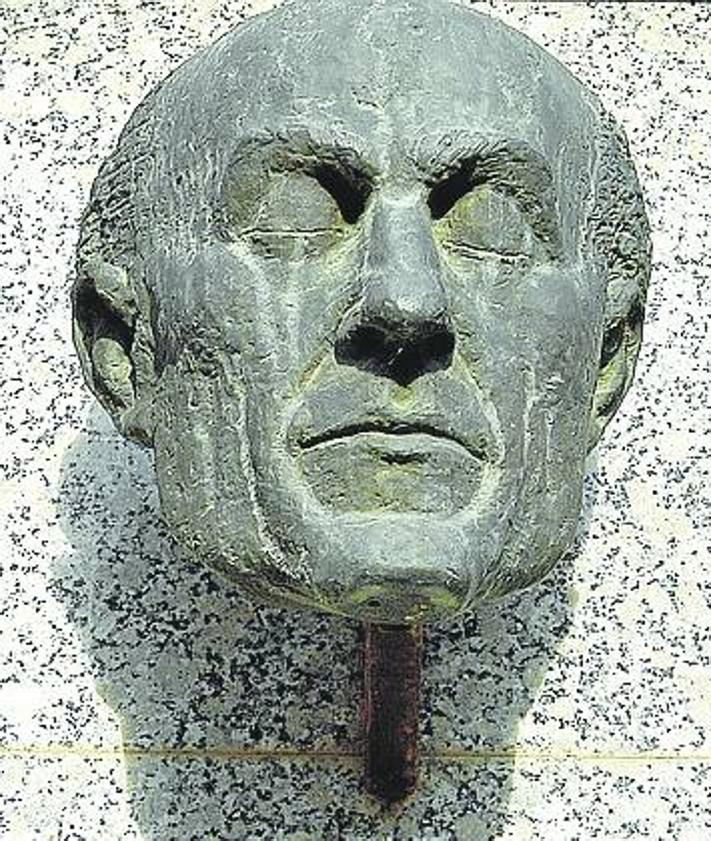 Imagen secundaria 2 - busto y fuente que tiene en Zarratón. Arriba, inauguración en 2006 de la escultura en el Conservatorio de La Rioja. 