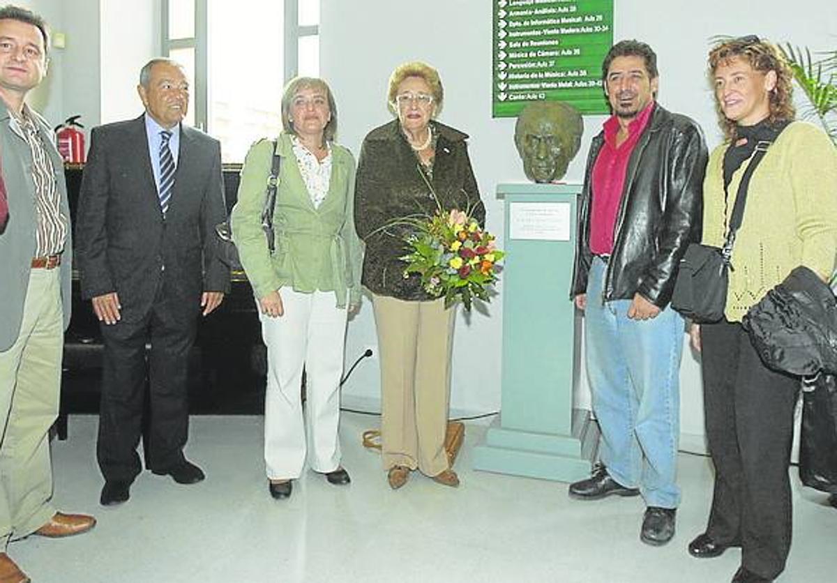 Imagen principal - busto y fuente que tiene en Zarratón. Arriba, inauguración en 2006 de la escultura en el Conservatorio de La Rioja. 