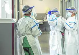 Personal del hospital San Pedro poniéndose los EPI en un momento de la pandemia.