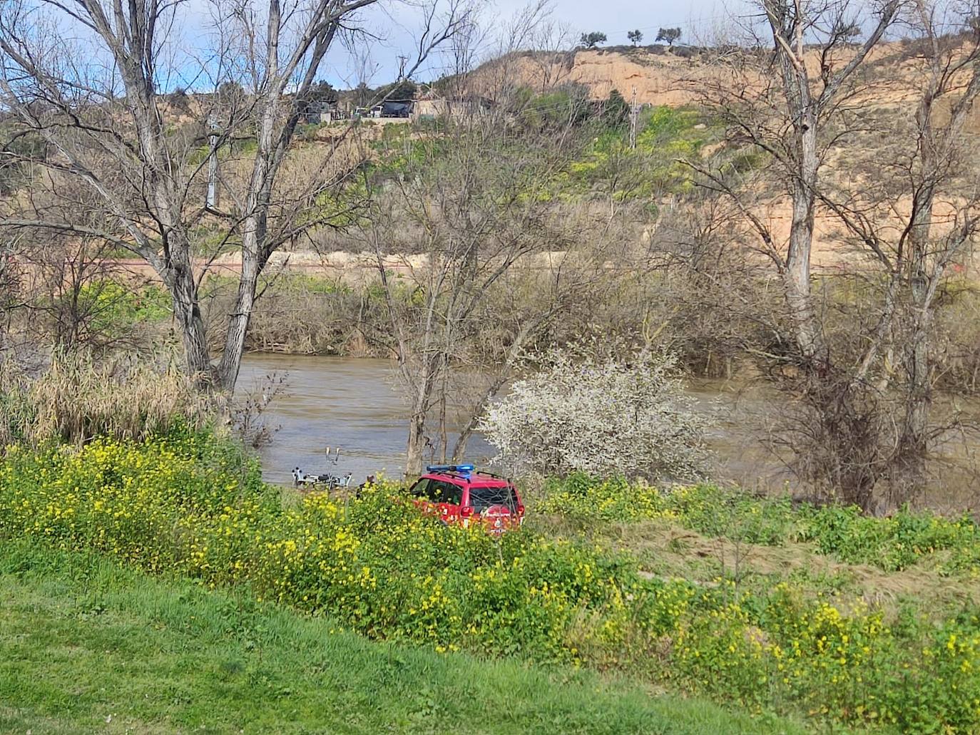 Un coche de bomberos, en la orilla del Ebro.