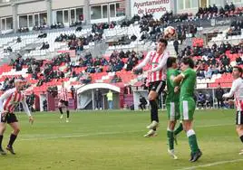 Aitor Seguin remata de cabeza, en el primer periodo.