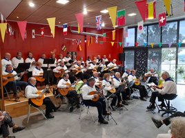 Concierto de la rondalla en el salón de la cafetería restaurante del Centro de Participación Activa de Calahorra el sábado.