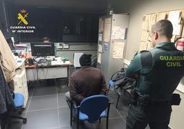Uno de los detenidos declara ante la Guardia Civil.
