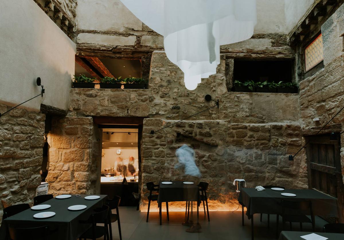 Salón principal del restaurante jarrero Nublo, en el patio central de un palacio del siglo XVI.