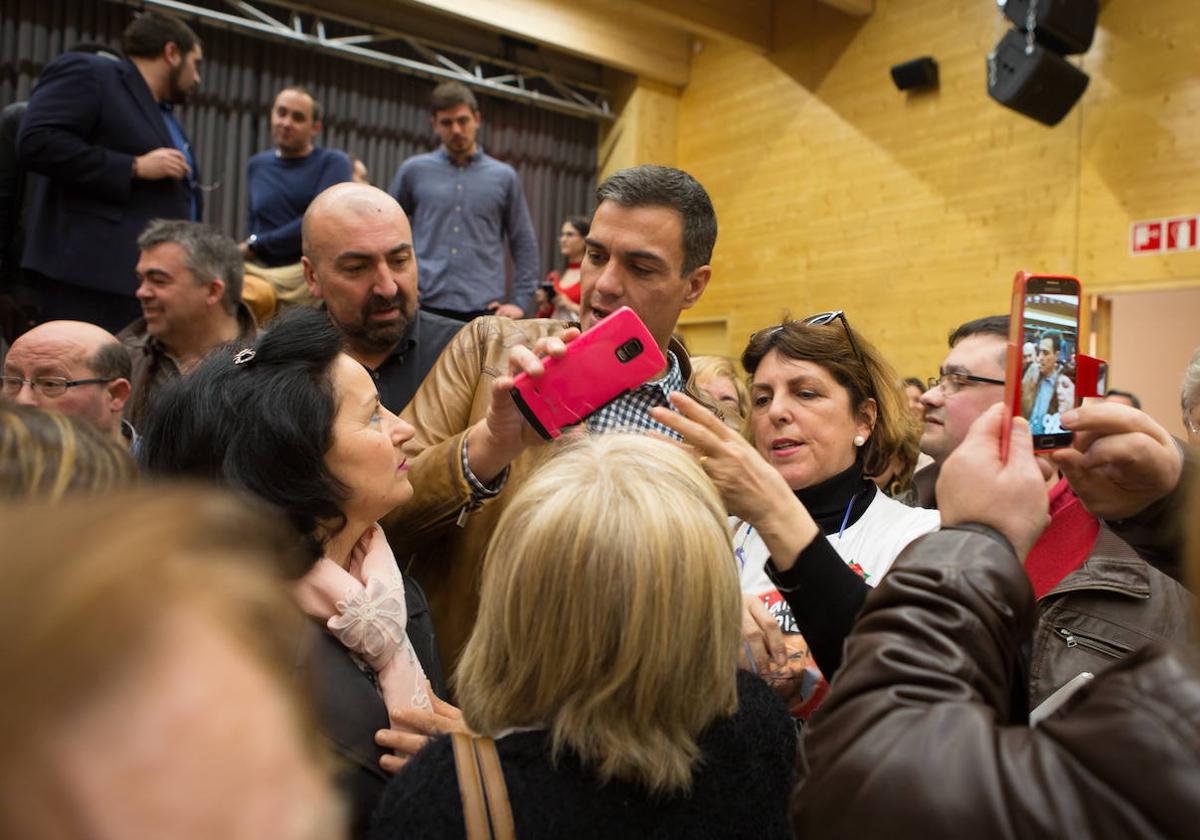 Koldo García, entre Santos Cerdán y Pedro Sánchez, durante un encuentro con militantes en Aldeanueva, en 2017, durante las primarias socialistas