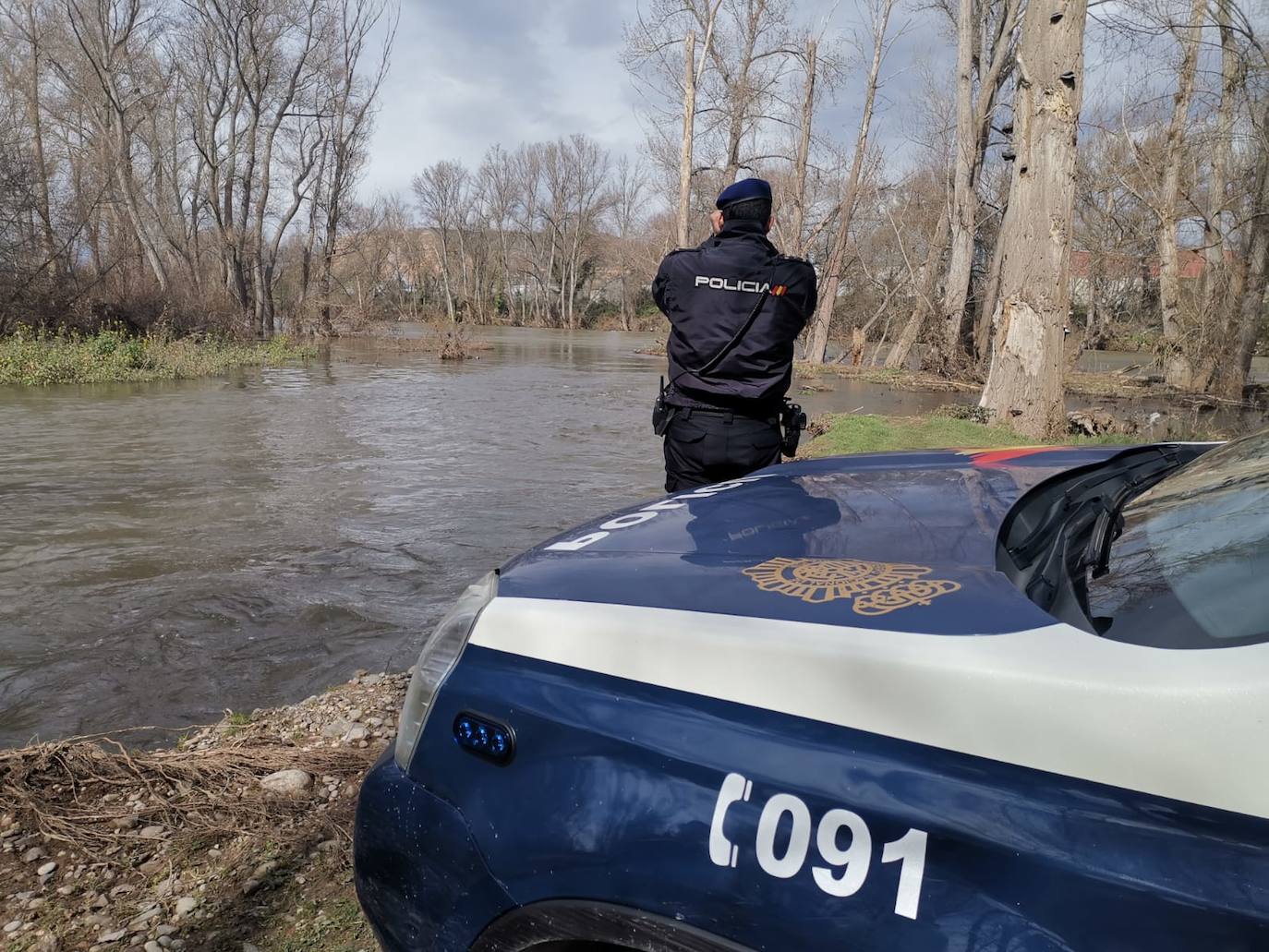 Imagen principal - Policía Nacional, Guardia Civil y Policía Local, en el entorno del río Ebro durante la búsqueda de Javier Márquez este lunes.