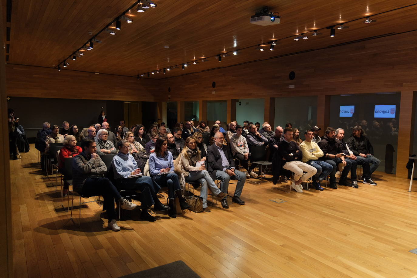 La sala, de nuevo, repleta.