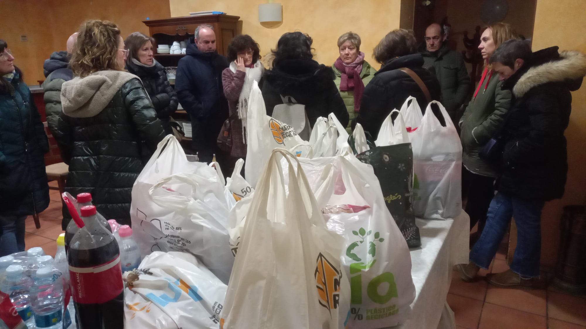 Recogida de alimentos para los voluntarios.