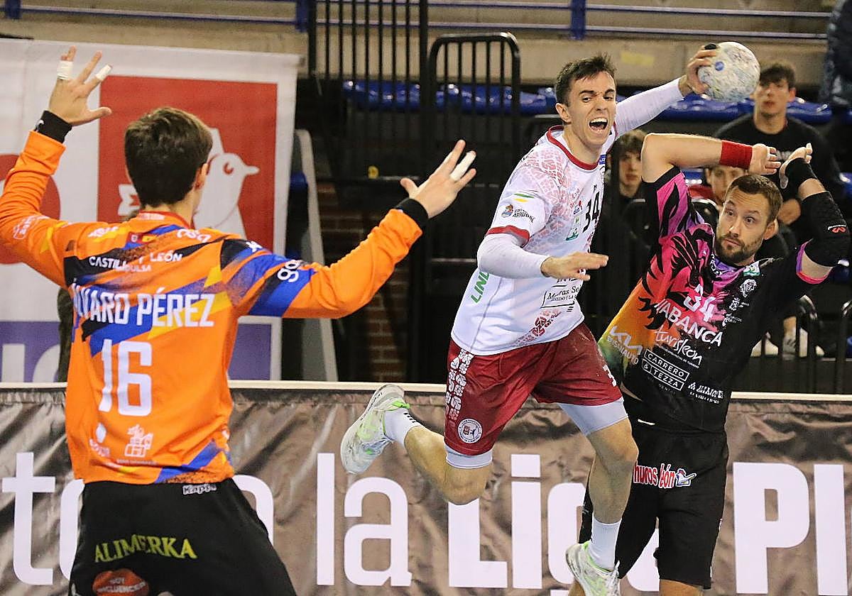 David Cadarso lanza desde el extremo para marcarle un gol al Ademar en el Palacio.