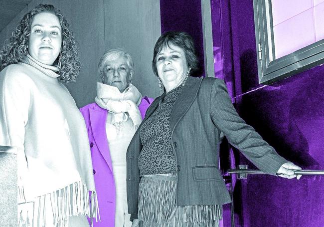 La diputada regional de IU, Henar Moreno, junto a su hija, Elena Ollero, y su madre, Mayuca Martínez Flórez.