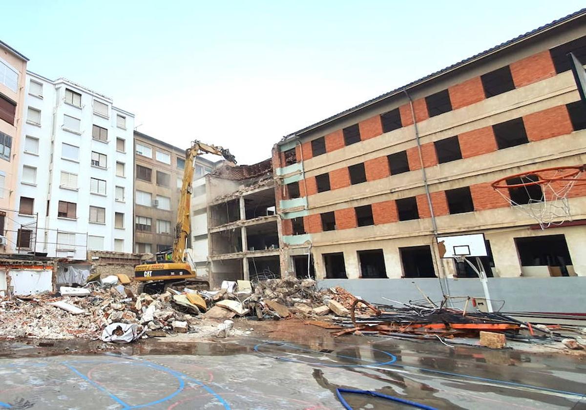 Trabajos de demolición del inmueble segregado de Adoratrices tras su derrumbe parcial durante las obras en las que falleció un trabajador.