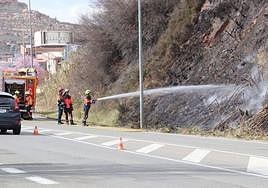 Incendio en una ladera en la entrada a Arnedo por avenida de Quel