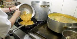 La mezcla de huevo y patata debe llegar a una sartén muy caliente para que selle la elaboración.