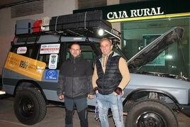 Ángel y Miguel Ángel, delante del Land Rover Discovery restaurado con el que el jueves comenzarán su periplo marroquí dentro de la prueba 'Chatarras Raid'.