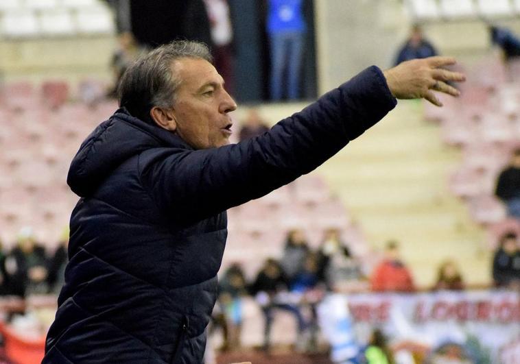 Aitor Larrazabal da instrucciones durante un partido.