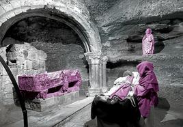 Cenotafio de San Millán, en el monasterio de Suso. La tradición quiere que una figurilla femenina representa a su discípula Potamia. En la imagen, una visita teatralizada en la que se representa la muerte del santo ermitaño.