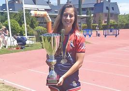 Marta Cantabrana, posa con el trofeo