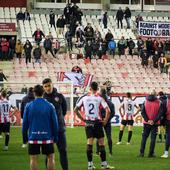 Los jugadores se acercan a la afición tras la derrota ante el Teruel del sábado en Las Gaunas.