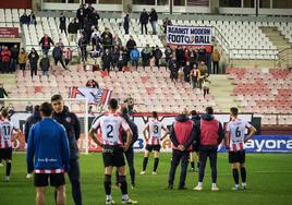 Los jugadores se acercan a la afición tras la derrota ante el Teruel del sábado en Las Gaunas.