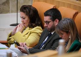 Javier García, junto a Andreu, este lunes en el Parlamento.