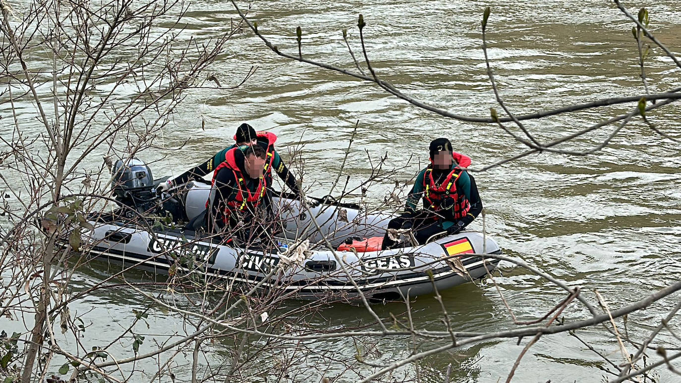 La unidad del Grupo Especial de Actividades Subacuáticas, de la Guardia Civil, rastrea el río.