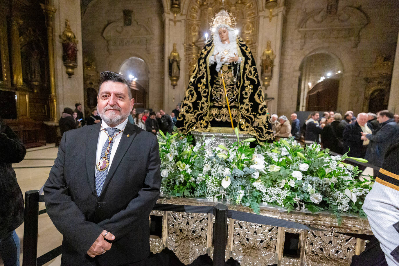 Las primeras visitas para ver el manto de la Virgen de la Soledad