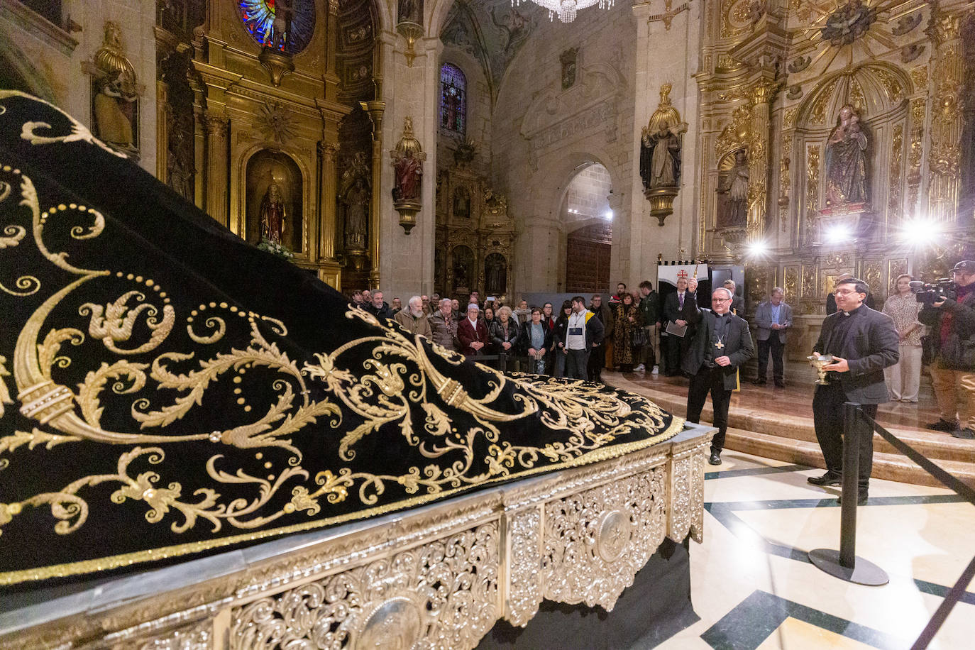 Las primeras visitas para ver el manto de la Virgen de la Soledad