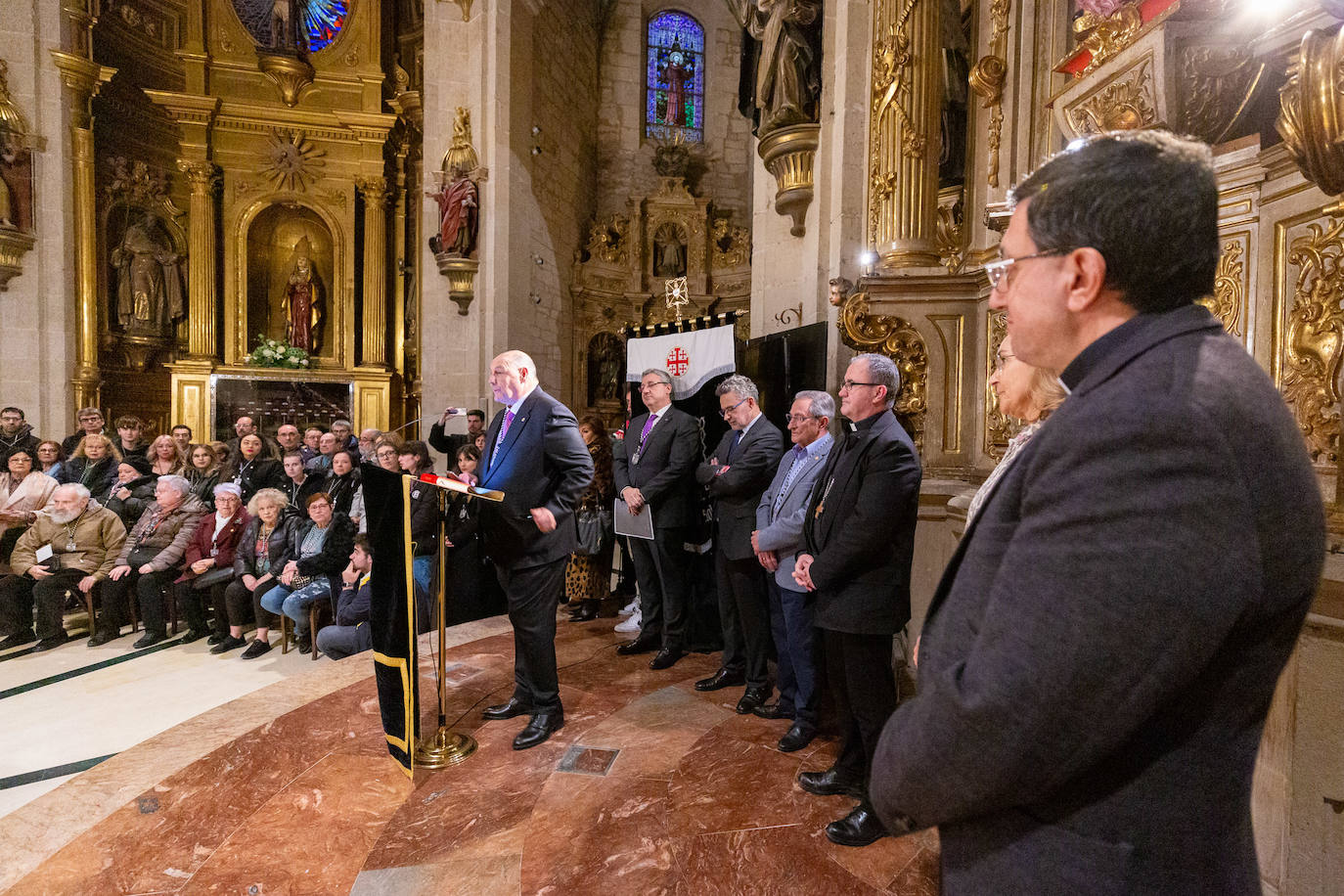 Las primeras visitas para ver el manto de la Virgen de la Soledad