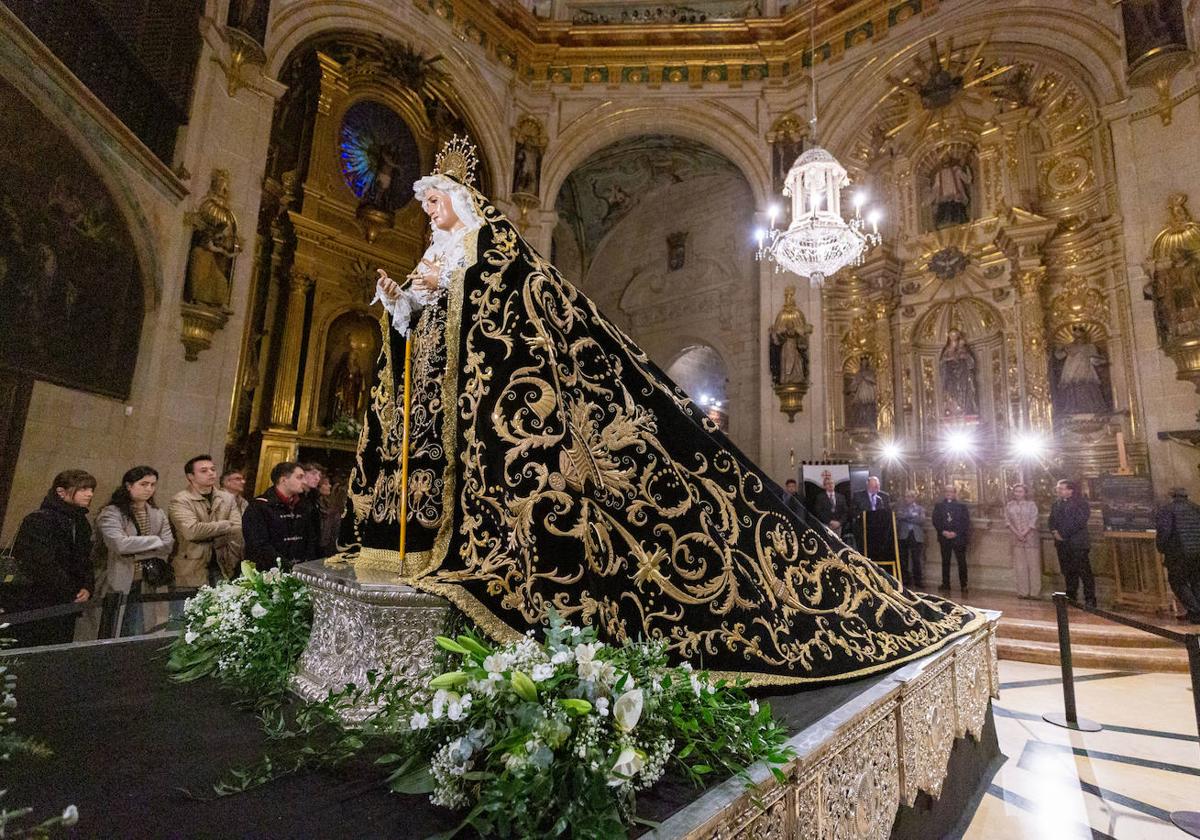 Las primeras visitas para ver el manto de la Virgen de la Soledad