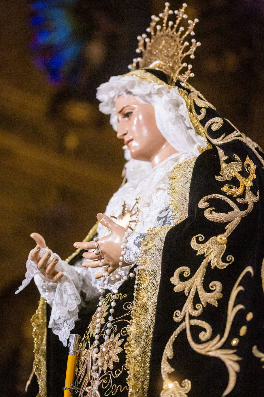 Las primeras visitas para ver el manto de la Virgen de la Soledad