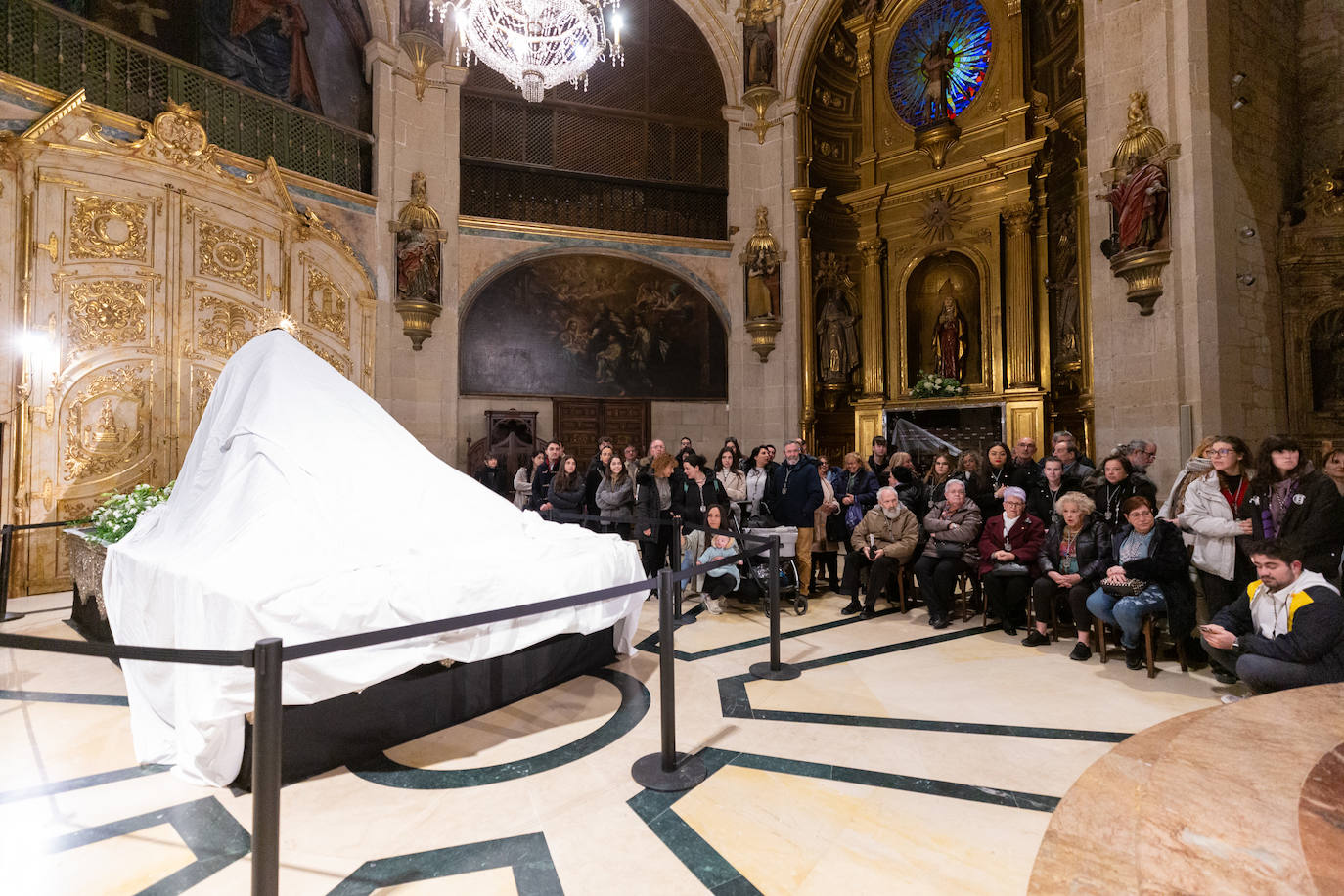 Las primeras visitas para ver el manto de la Virgen de la Soledad