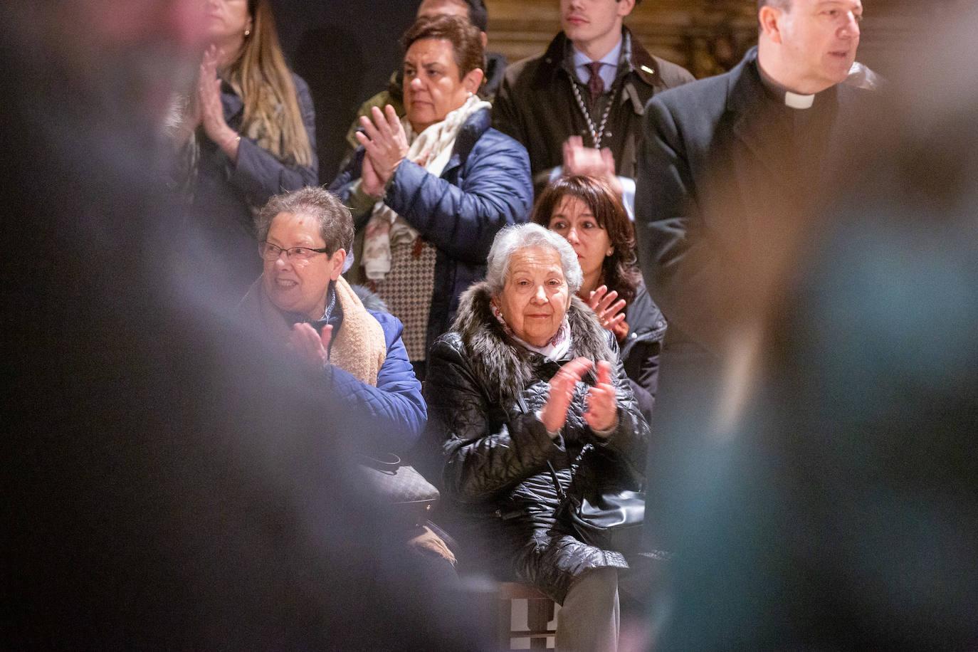 Las primeras visitas para ver el manto de la Virgen de la Soledad