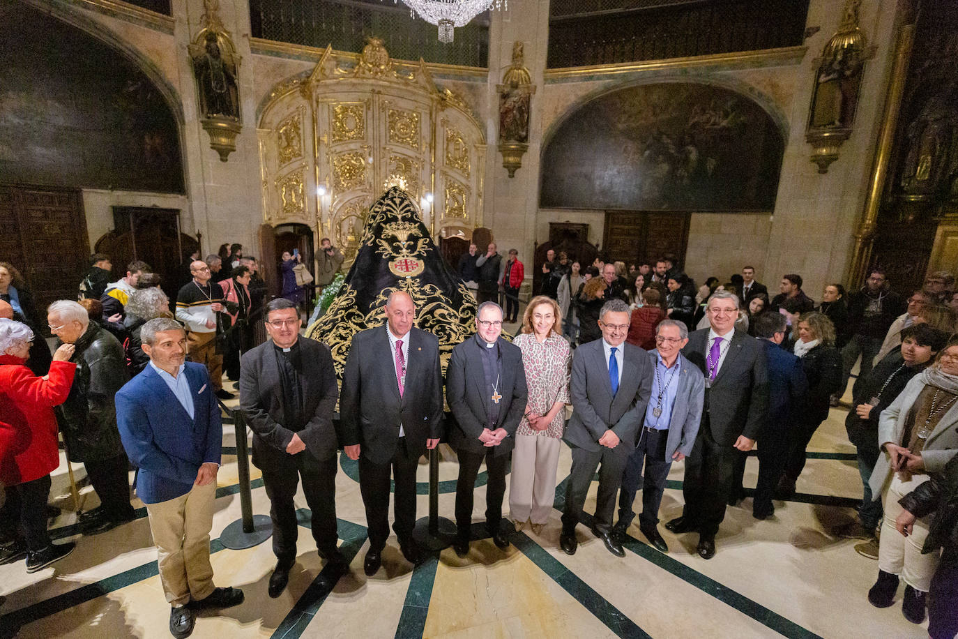 Las primeras visitas para ver el manto de la Virgen de la Soledad