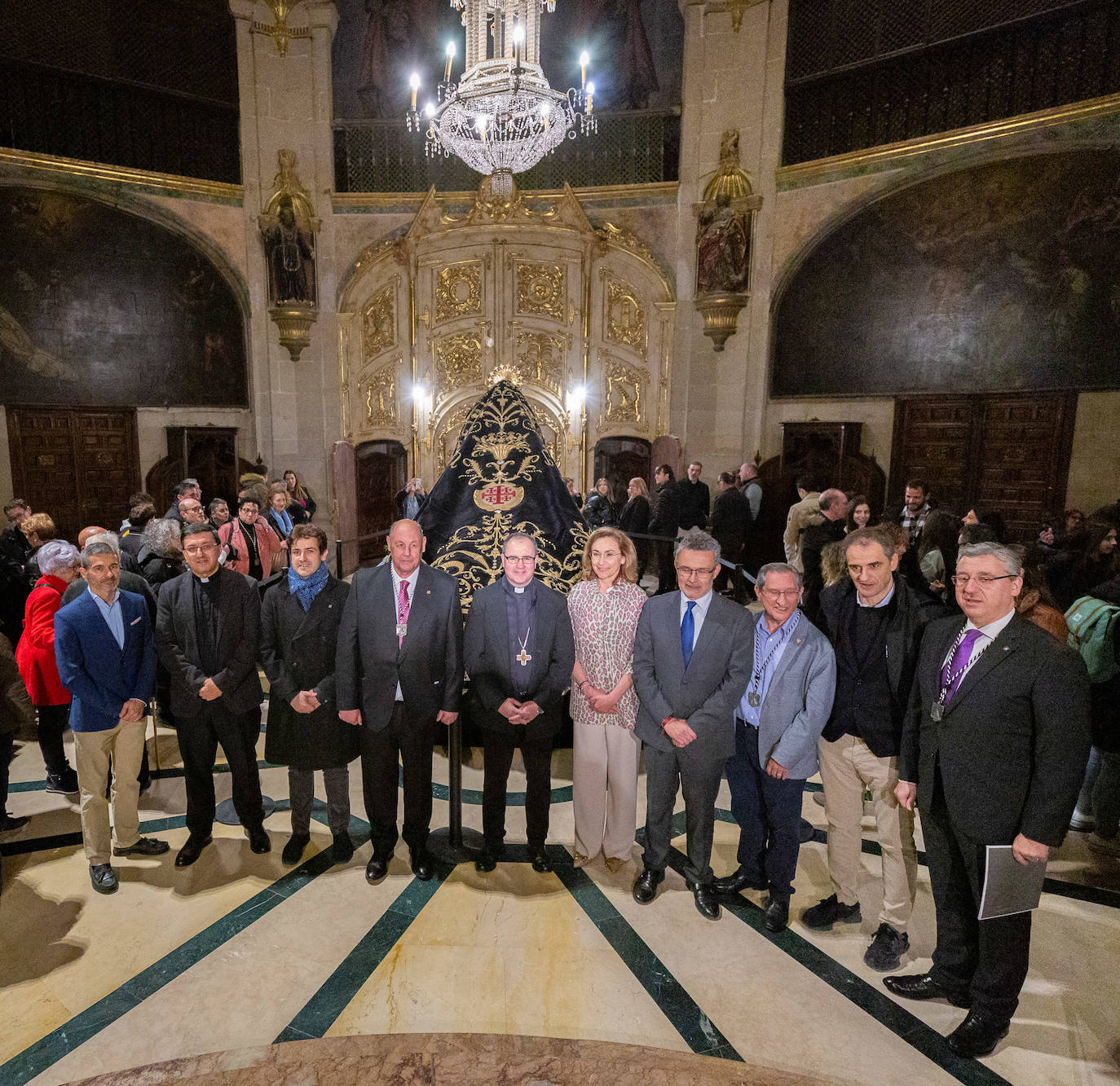 Las primeras visitas para ver el manto de la Virgen de la Soledad