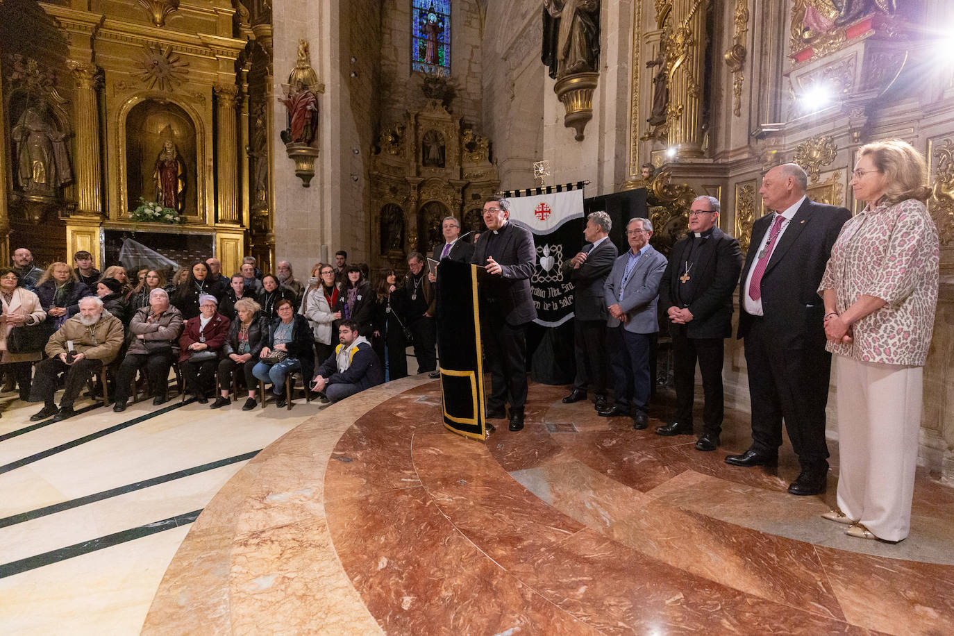 Las primeras visitas para ver el manto de la Virgen de la Soledad