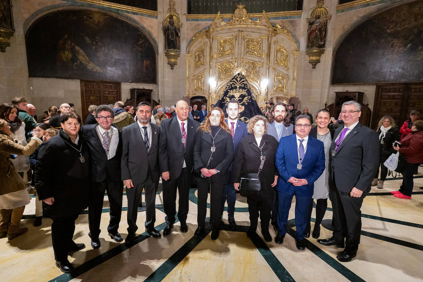 Las primeras visitas para ver el manto de la Virgen de la Soledad