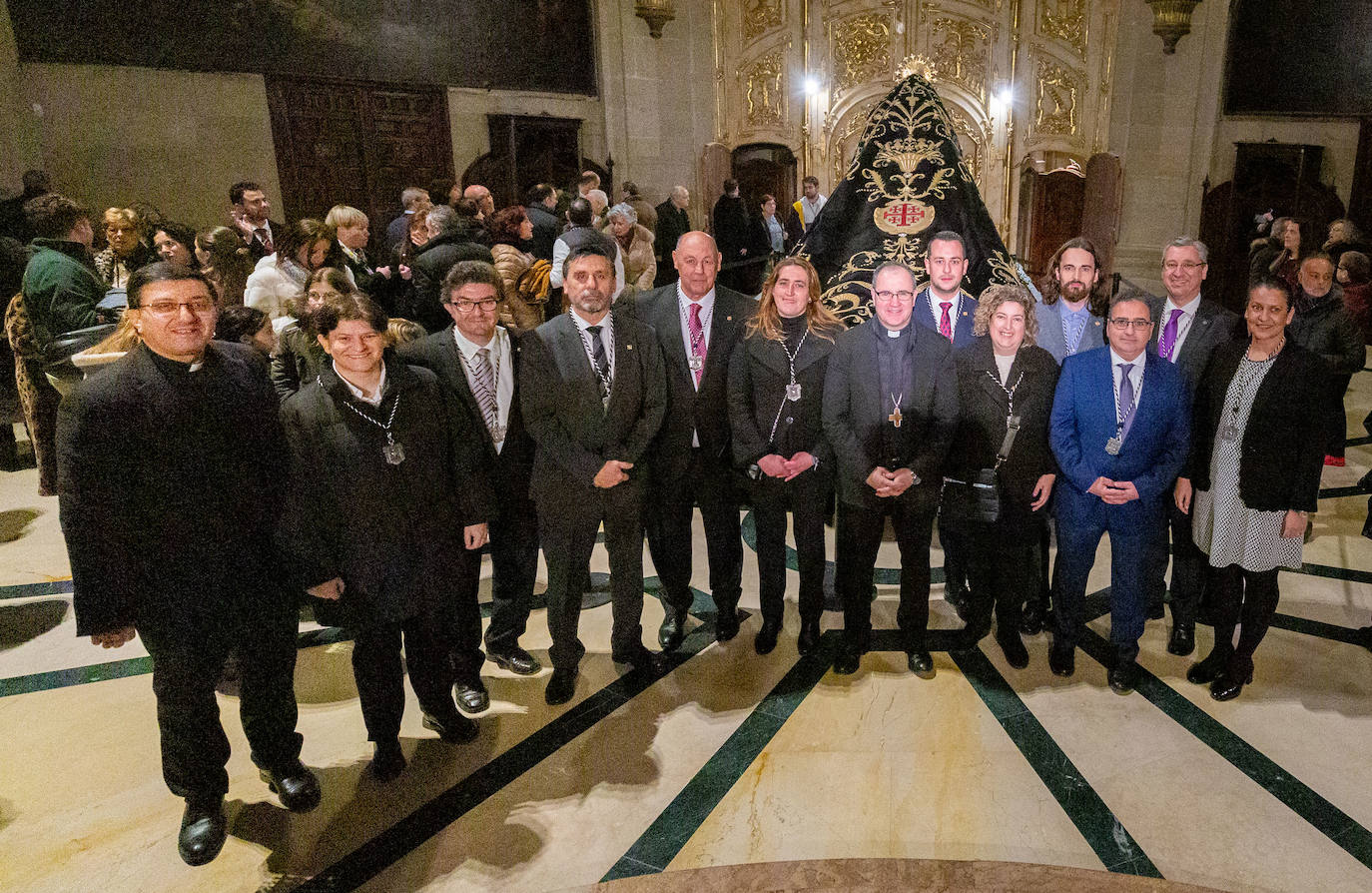 Las primeras visitas para ver el manto de la Virgen de la Soledad