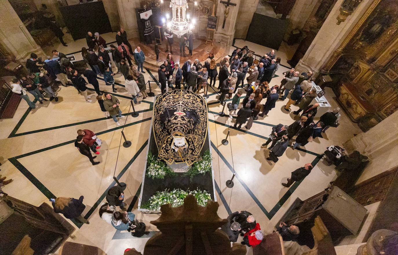 Las primeras visitas para ver el manto de la Virgen de la Soledad