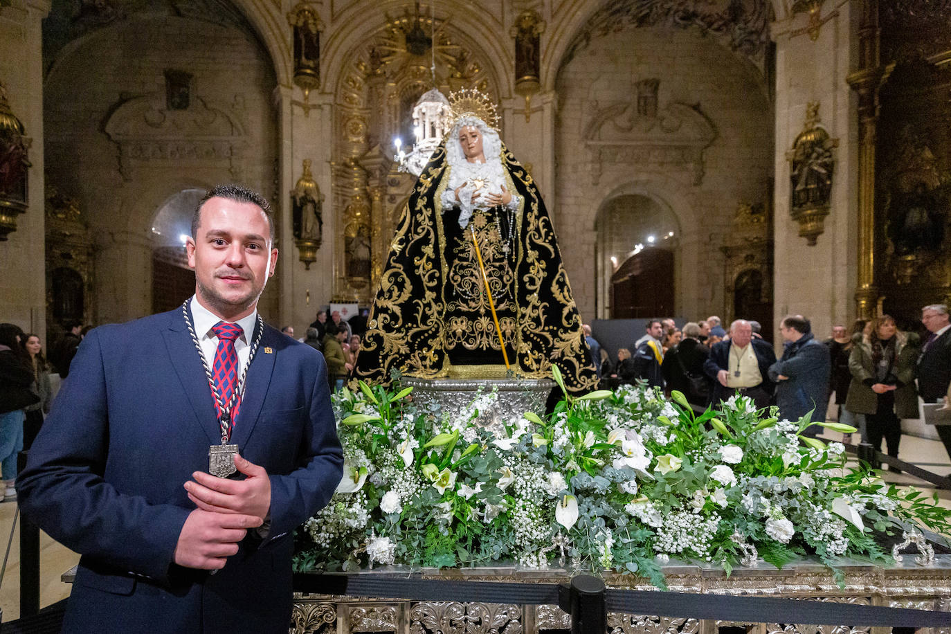 Las primeras visitas para ver el manto de la Virgen de la Soledad